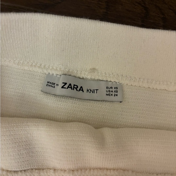ZARA cream knit mini skirt with pockets - Picture 2 of 3